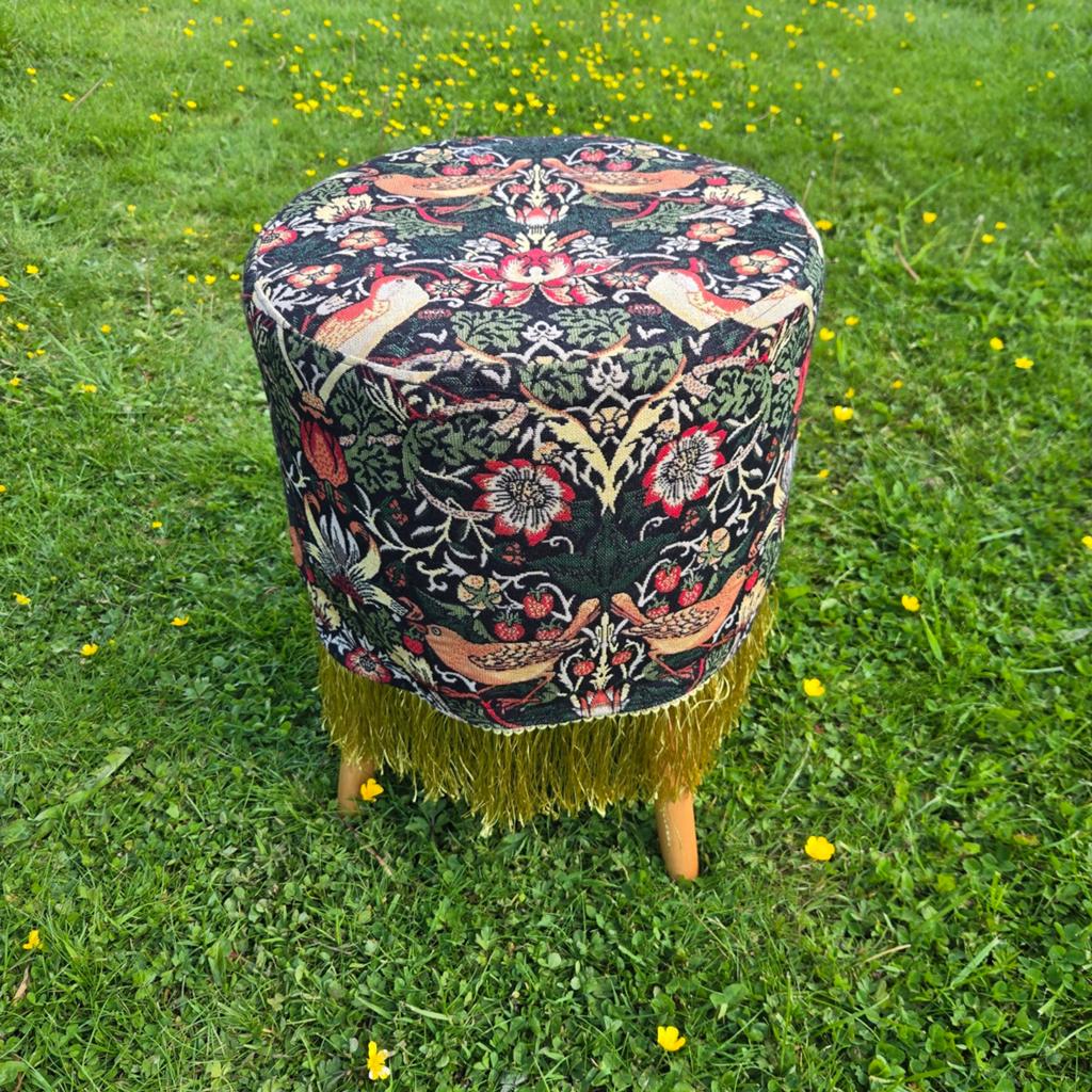 Opbergkrukje met gobelin stof bekleding, Ophalen of Verzenden, Gebruikt, Hout