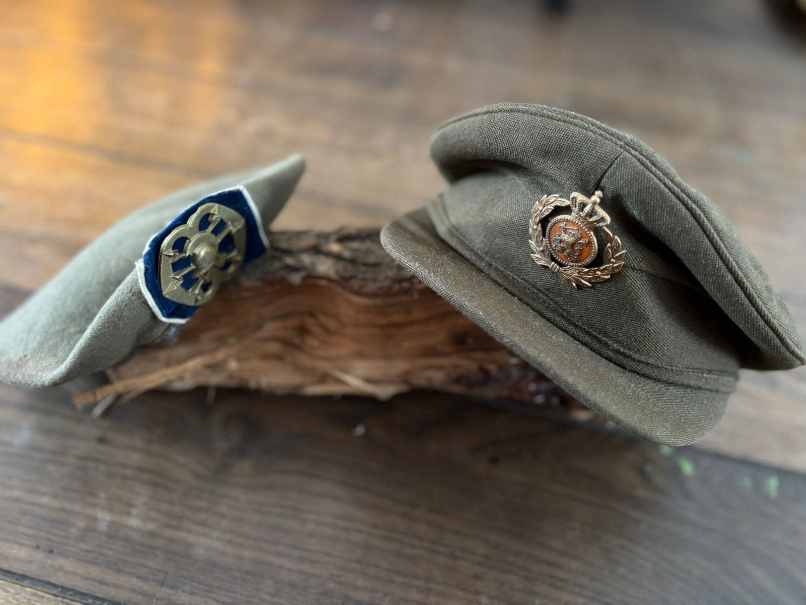 Militair Hoofddeksel: Baret en Veldmuts met Emblemen, Verzamelen, Ophalen of Verzenden