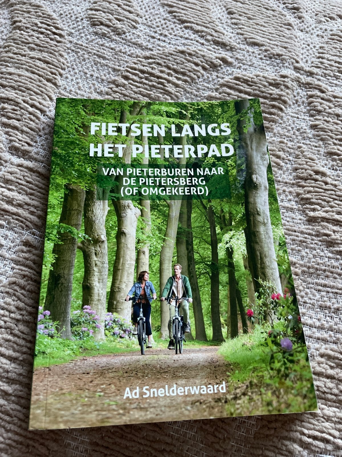 Fietsen langs het Pieterpad - Ad Snelderwaard, Overige merken, Fiets- of Wandelgids, Ophalen of Verzenden, Zo goed als nieuw