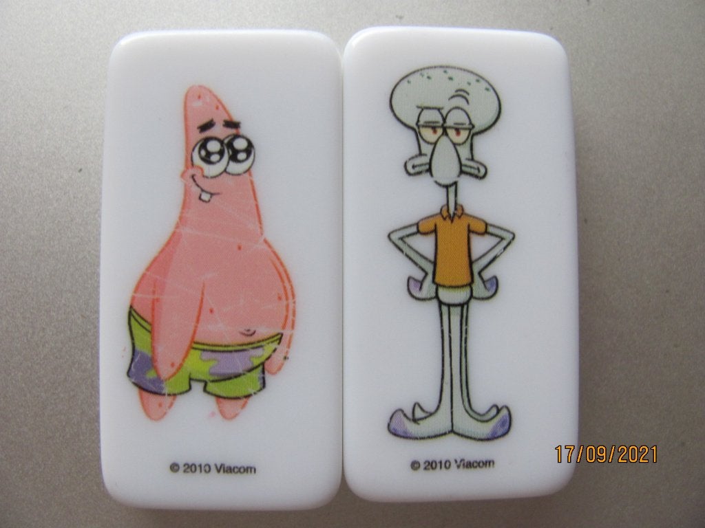 NIEUWSTAAT 2x DOMINO steen SPONGEBOB C1000 supermarkt actie, Ophalen of Verzenden, Zo goed als nieuw, Tv, Overige typen
