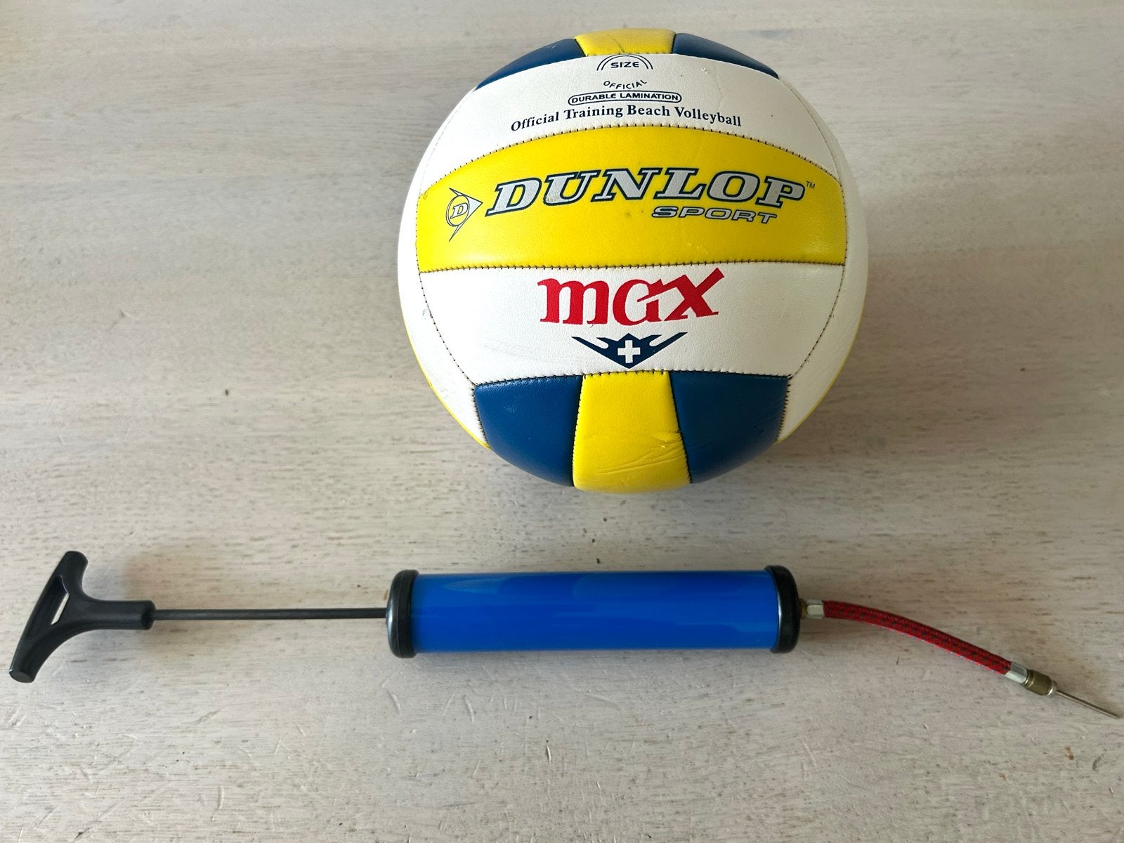 Dunlop Sport beachvolleybal met pomp, Ophalen of Verzenden, Gebruikt, Bal