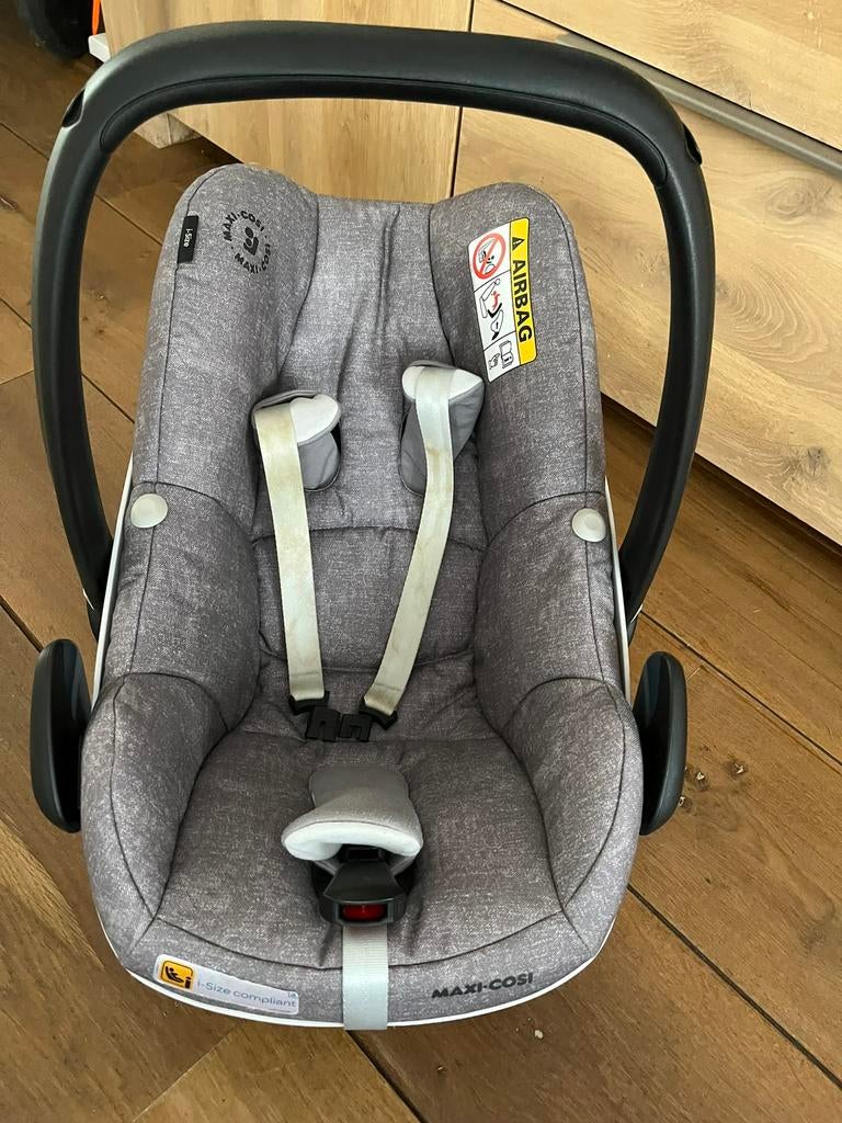Maxi cosi, autostoel en bijbehorende isofix-systeem, Ophalen, 9 t/m 18 kg, Slaapstand, Zo goed als nieuw