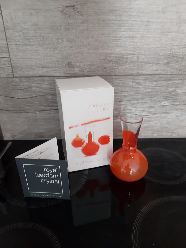 Oranjevaasje Juliana 100 / serica Leerdam, Antiek en Kunst, Antiek | Glas en Kristal, Ophalen of Verzenden