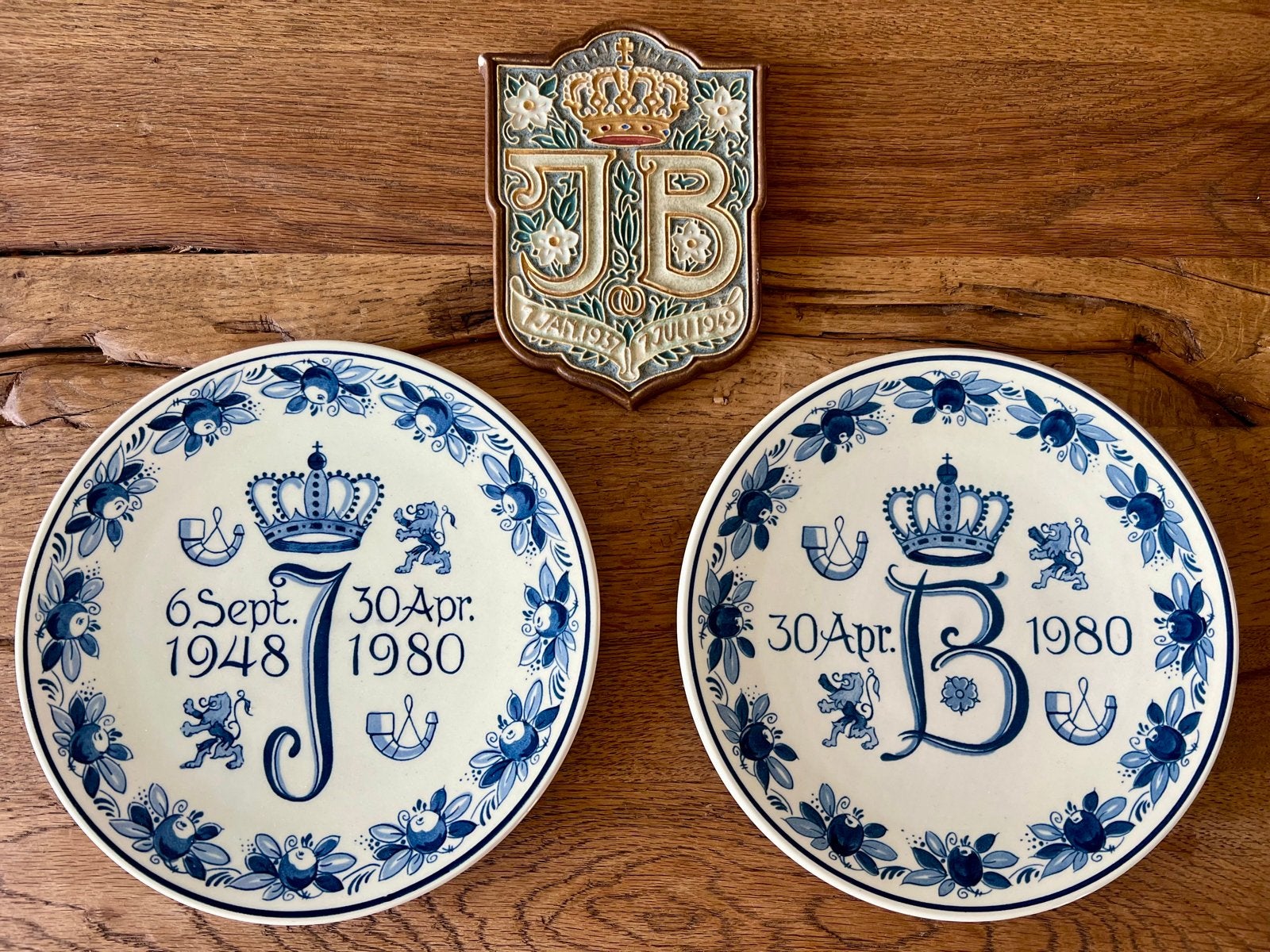 MOET WEG!! Set van twee herdenkingsborden en een plaqutte, Ophalen of Verzenden, Nederland, Servies