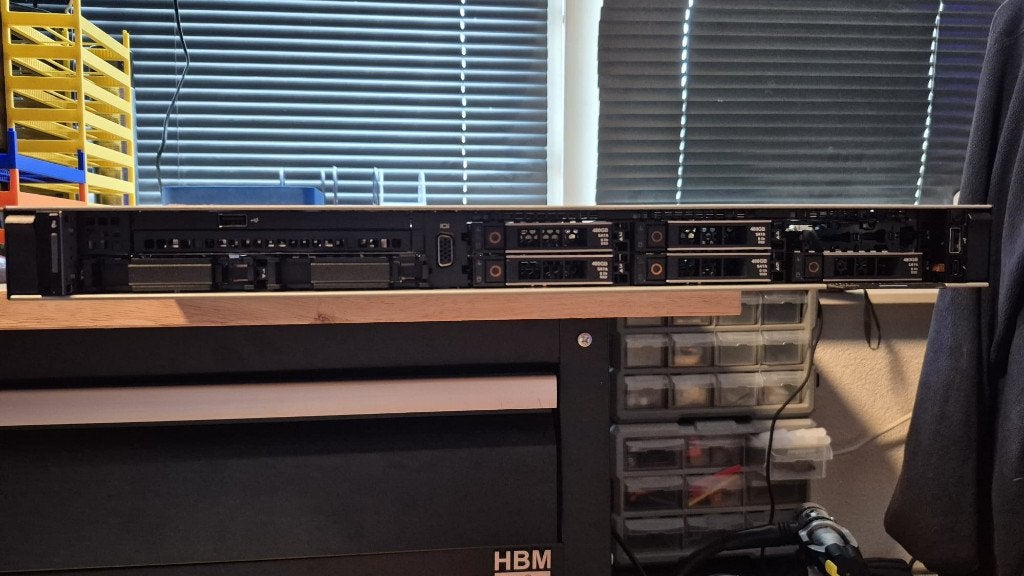 Dell PowerEdge R440 - Intel Xeon Silver 4208 - 80GB RAM, 2 tot 3 Ghz, N.v.t. (ondersteuning verloopt via de officiële Dell supportkanalen)