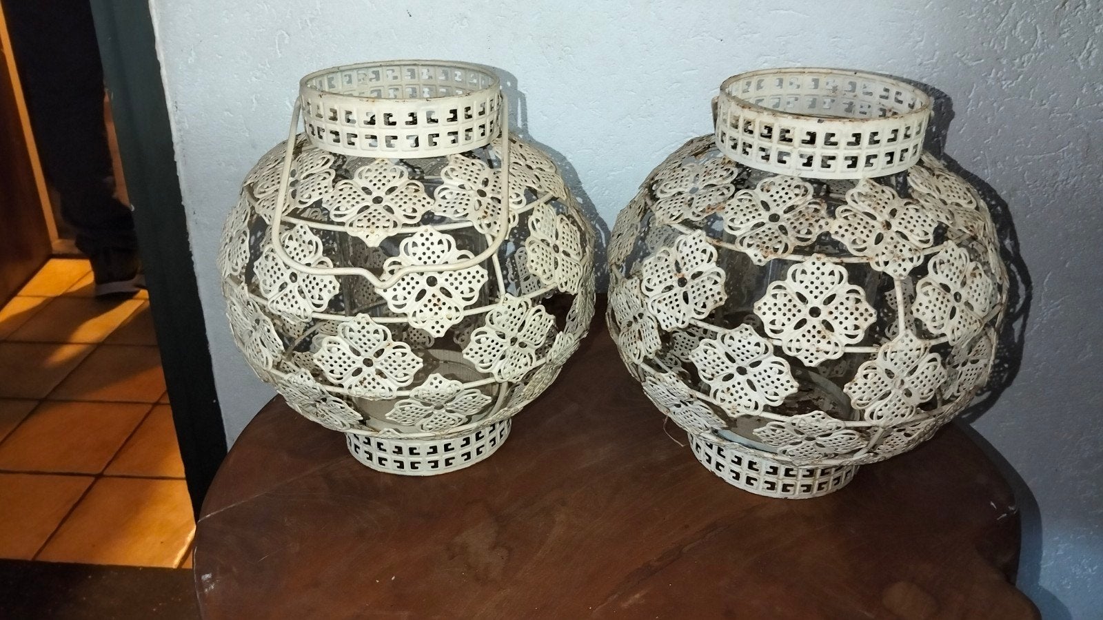 2 Brocante witte metalen windlichten met glaasjes erin, Windlicht, Gebruikt, ., Ophalen of Verzenden