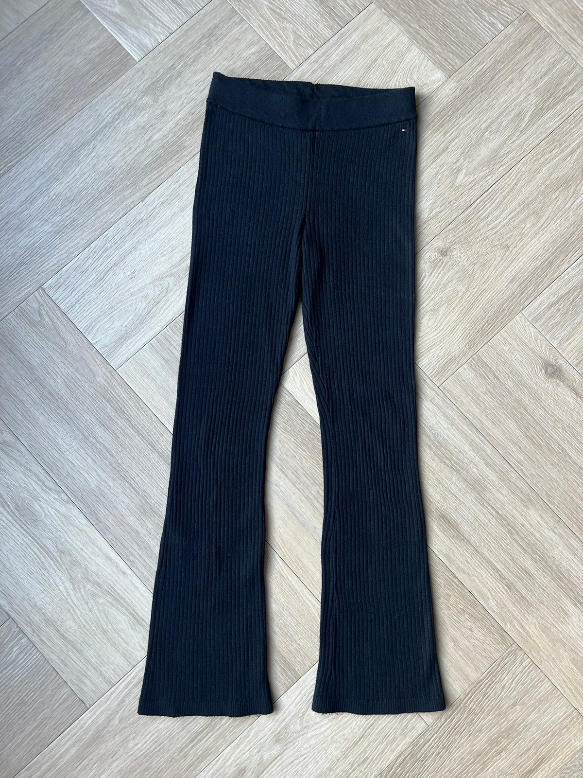 Tommy Hilfiger, flared rib broek, zwart, maat 134 / 140, Ophalen of Verzenden, Zo goed als nieuw, Meisje, Broek