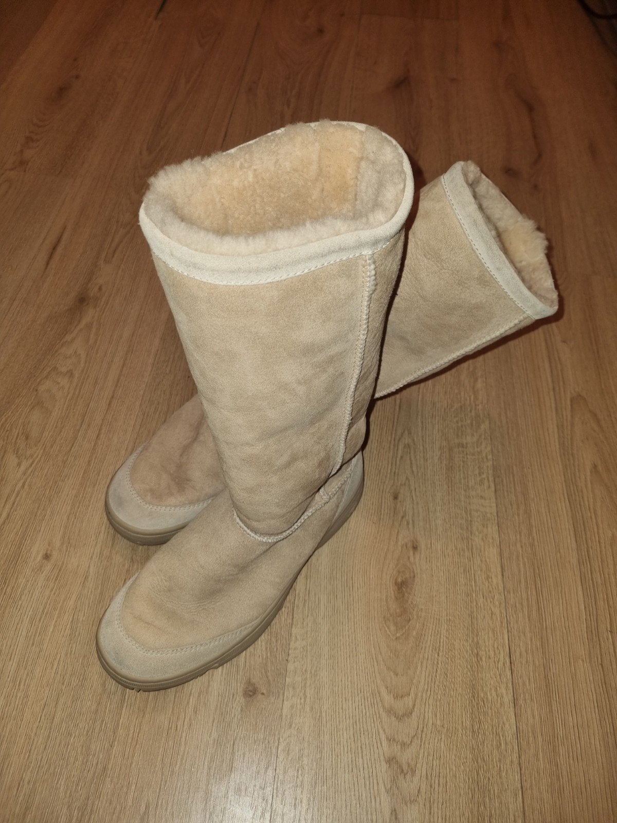 Beige suède UGG laarzen met schapenvacht - Maat W11, Ophalen