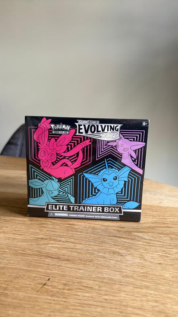 Evolving skies elite trainer box, Ophalen of Verzenden, Zo goed als nieuw, Boosterbox