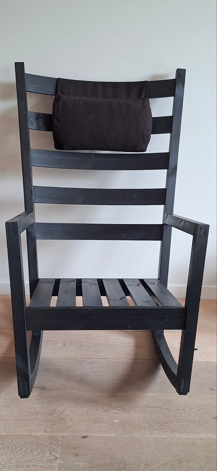 Zwarte houten schommelstoel met kussen, Huis en Inrichting, Stoelen, Ophalen, Modern, Comfortabel, Gebruikt, Zwart