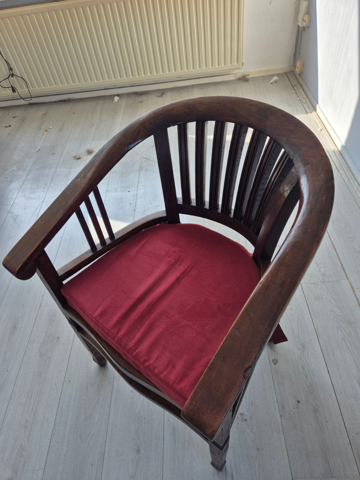 Vintage houten fauteuil met rood kussen, Antiek en Kunst, Ophalen