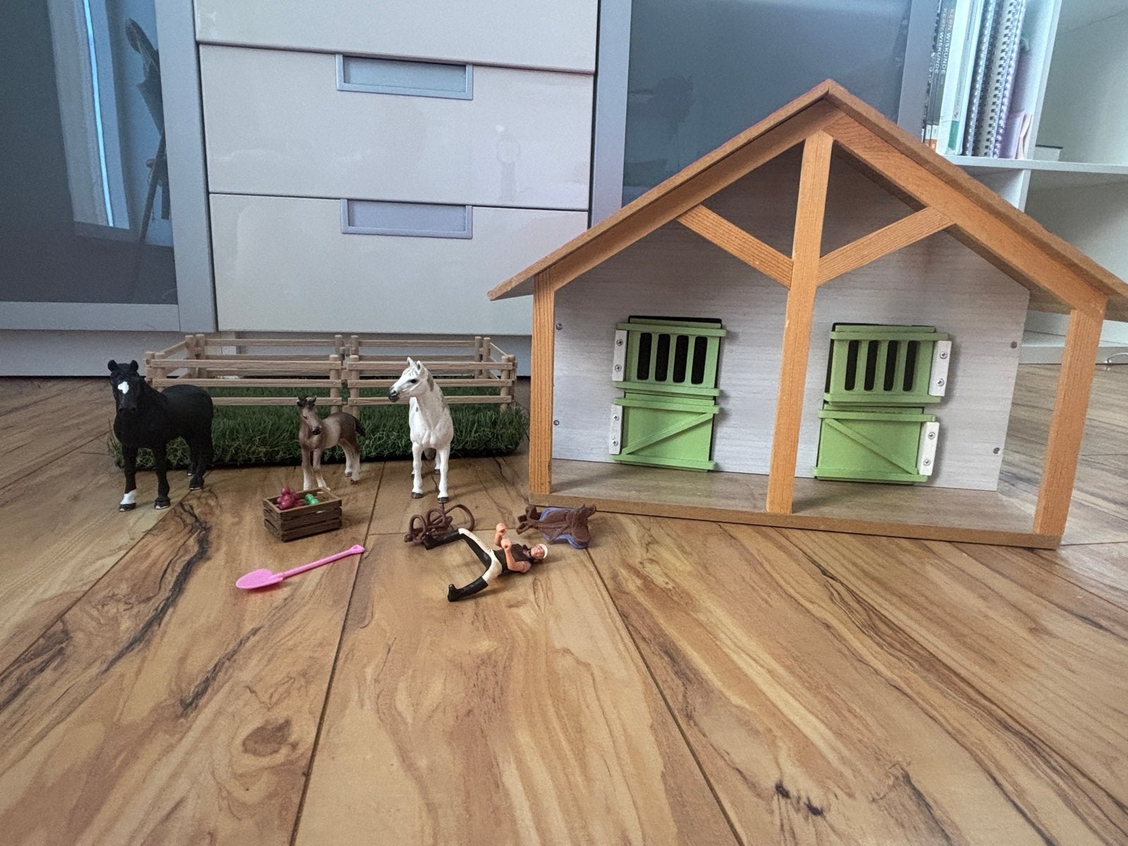 Schleich paardenstal met accessoires en paarden, Ophalen of Verzenden, Gebruikt