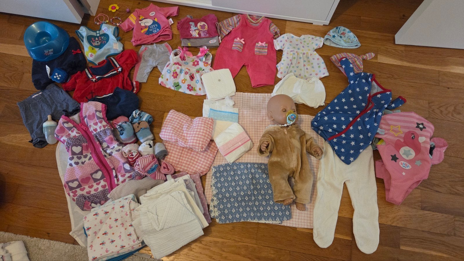 Baby Born jongetje met draagzak, kleding en accessoires, Ophalen, Gebruikt, Babypop