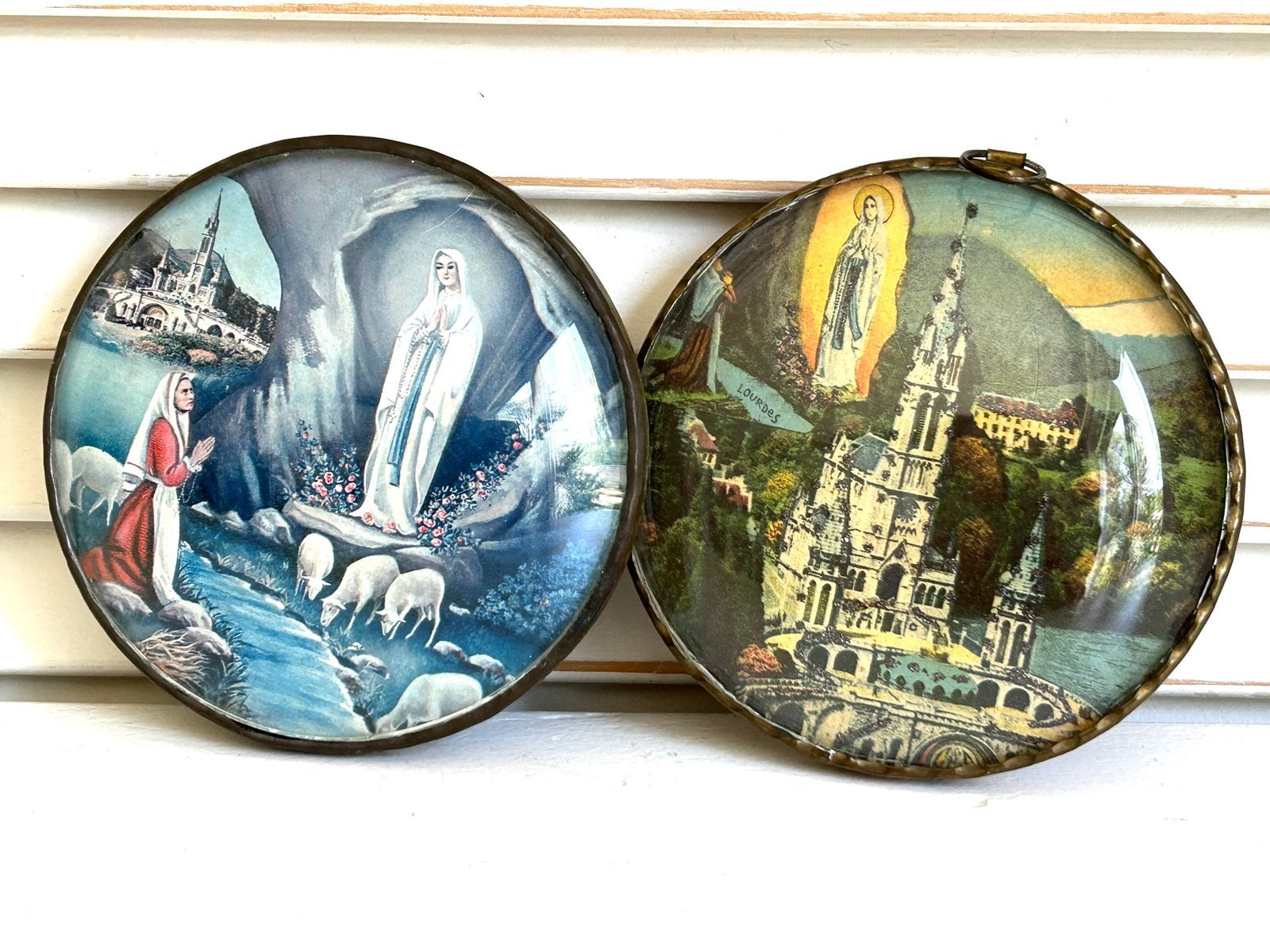 Twee vintage medaillon schilderijtjes Lourdes bol glas, Ophalen