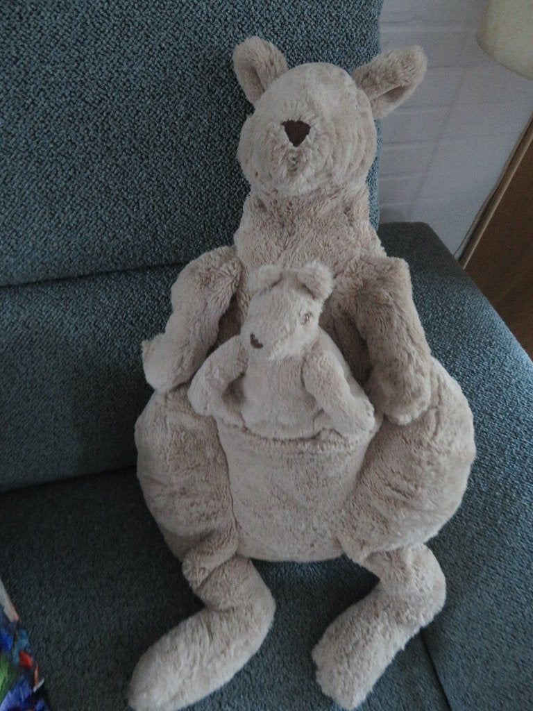 Kangoeroe kangaroe met jong van IKEA ca 68 cm en ca 26 cm, IKEA, Overige typen, Ophalen of Verzenden, Zo goed als nieuw