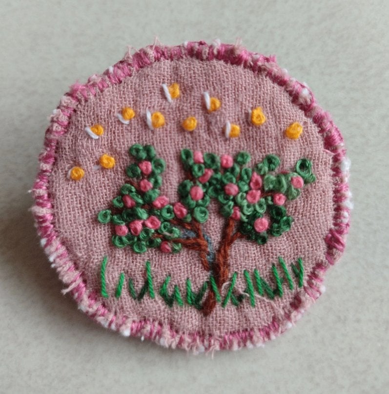 Handgemaakte broche rond geborduurd oud roze boom struik, Overige materialen, 4 tot 7 cm, Nieuw, Ophalen of Verzenden
