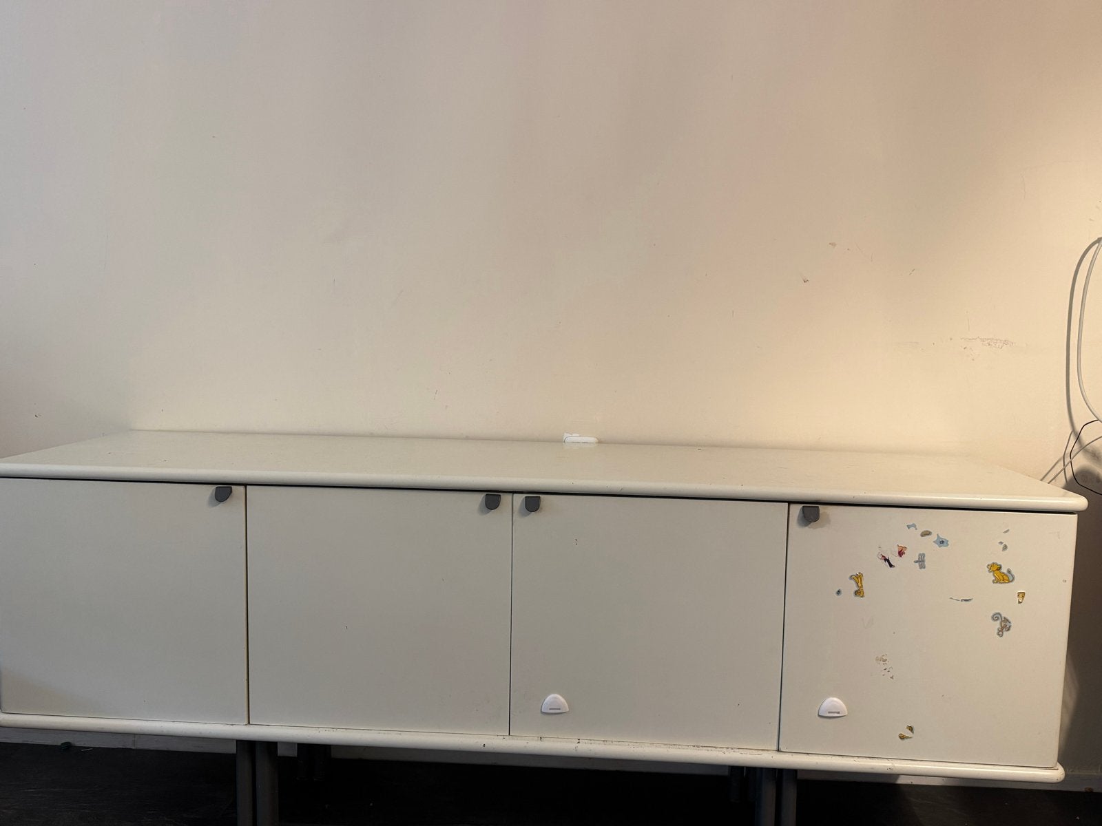 Lage witte kast met 4 deuren, Huis en Inrichting, Kasten | Overige, Gebruikt, Ophalen