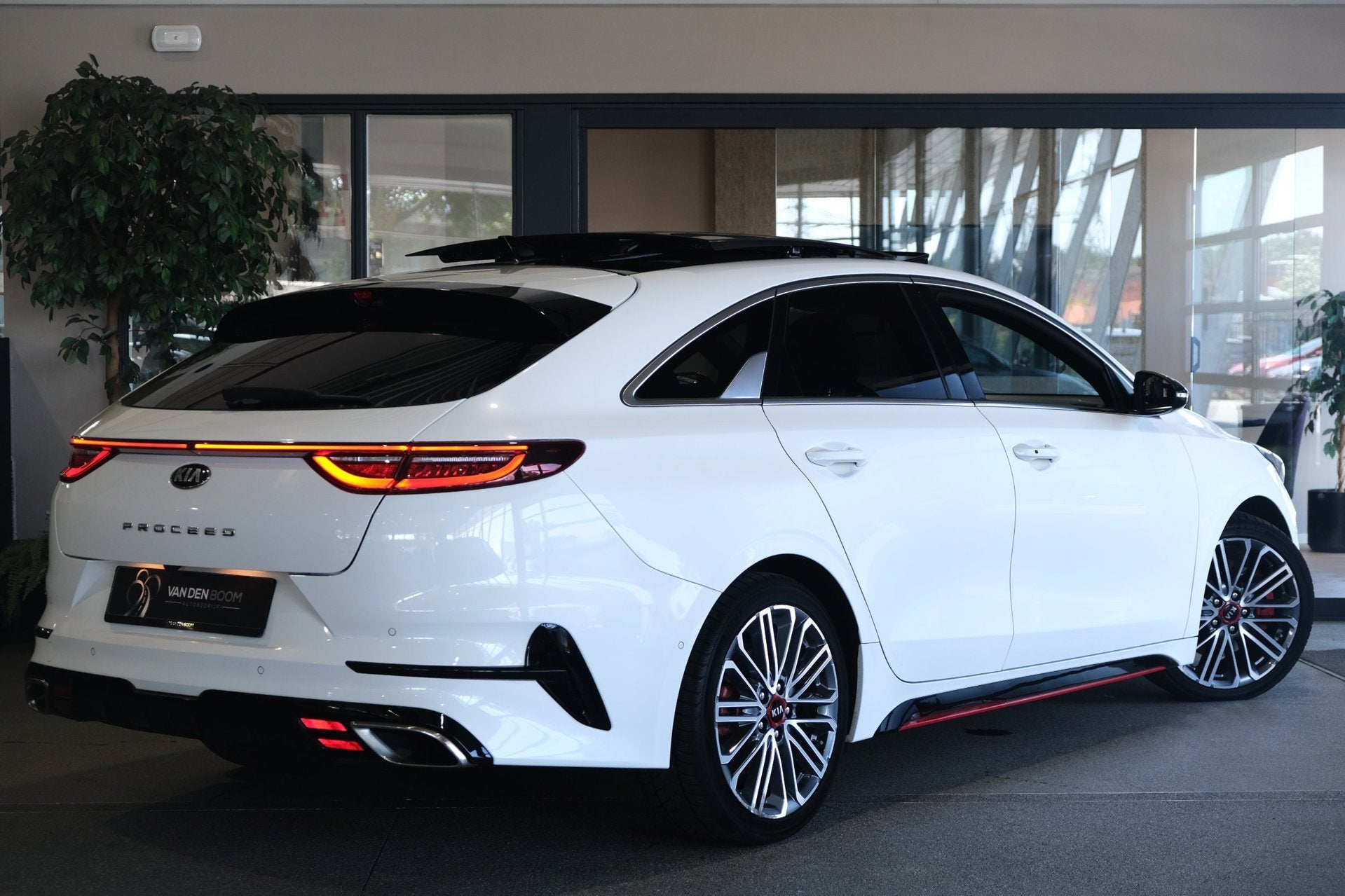 Kia ProCeed 1.6 T-GDI GT AUT 204 PK Pano Navi Cam Led Cruise, Auto's, Kia, 15 km/l, Gebruikt, 4 cilinders, Wit