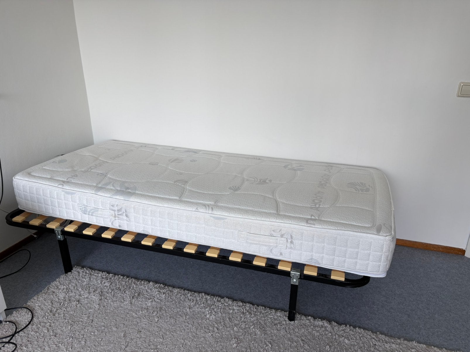 Stevig ledikant met dikke comfortabele matras 90x200, Ophalen, Zo goed als nieuw, Eenpersoons, 90 cm
