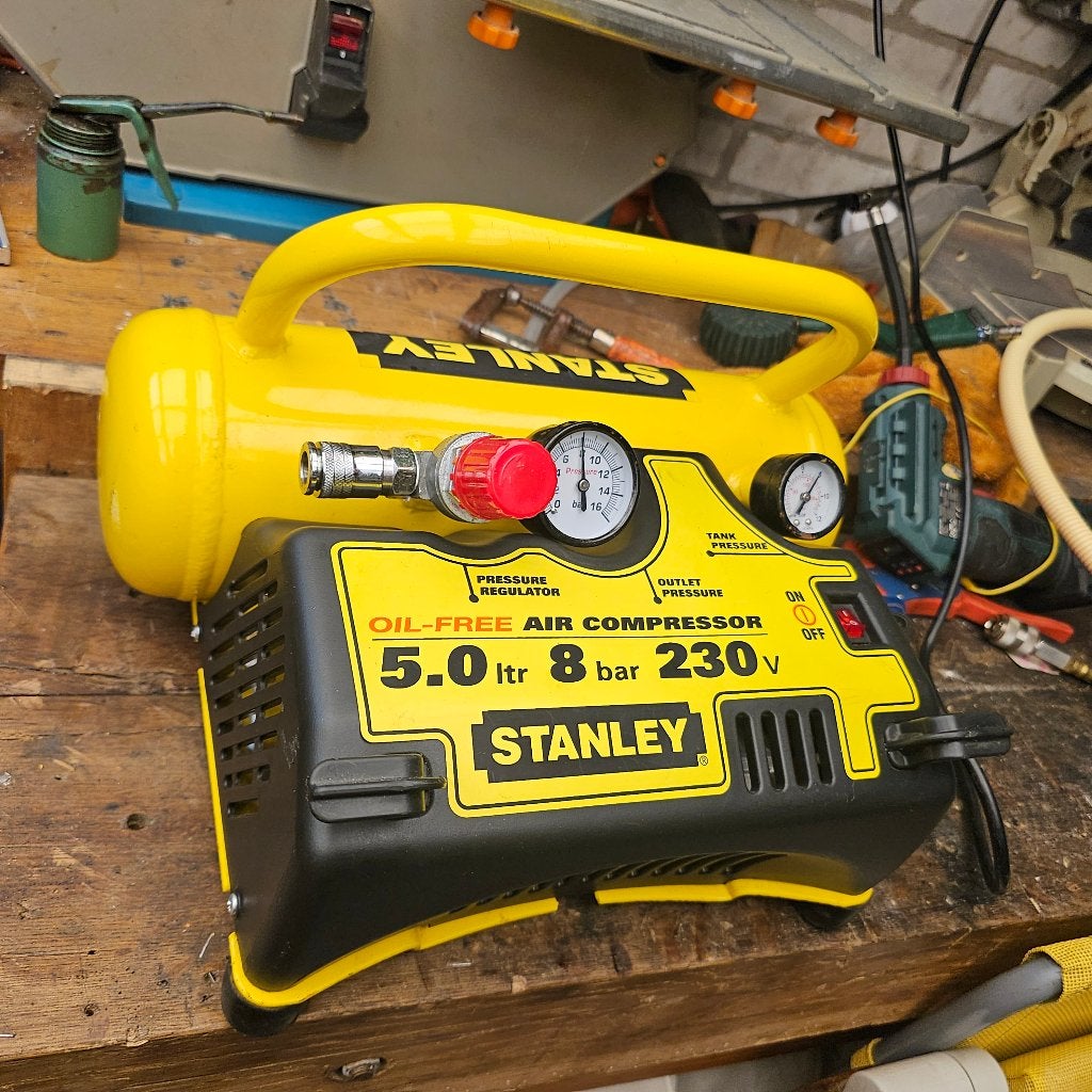 Stanley Olievrije Luchtcompressor, Ophalen, 6 tot 10 bar, Zo goed als nieuw, Minder dan 200 liter/min