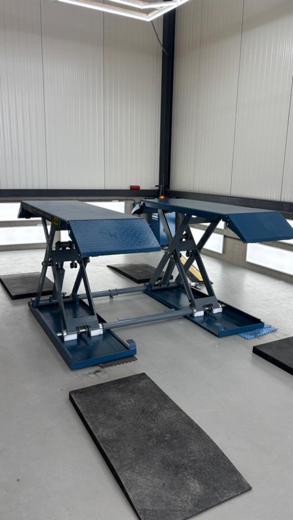 HBM 3000kg 230v poets/schaarbrug + Oprijplaten & kabelgoot, Ophalen, Zo goed als nieuw