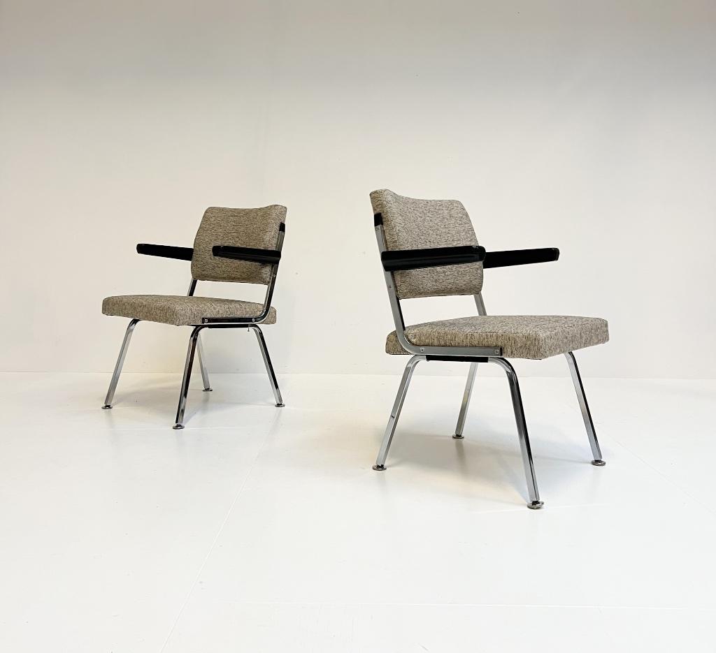 Grijs gestoffeerde designfauteuil toegeschreven aan Gispen, Huis en Inrichting, Fauteuils, Gebruikt, Metaal, Stof, 50 tot 75 cm