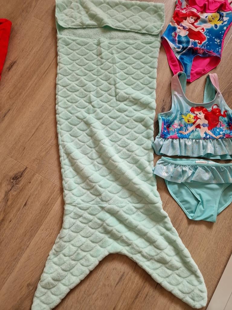 Disney De Kleine Zeemeermin badkleding, poncho en bikini, Meisje, Badpak, Ophalen of Verzenden, Zo goed als nieuw