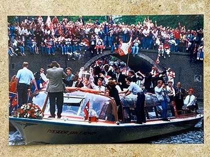 Org kl foto 20x30 cm Ajax op rondvaartboot + EC-1 beker 1995, Verzenden, Nieuw, Ajax, Poster, Plaatje of Sticker