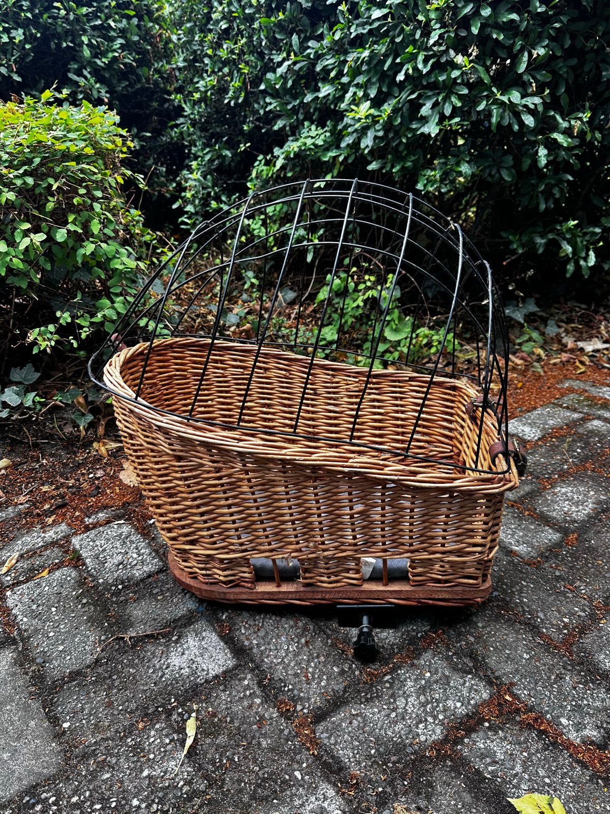Rotan fietsmand met rek en kussen, Fietsen en Brommers, Fietsaccessoires | Fietsmanden, Ophalen of Verzenden, Gebruikt, Fietsmand