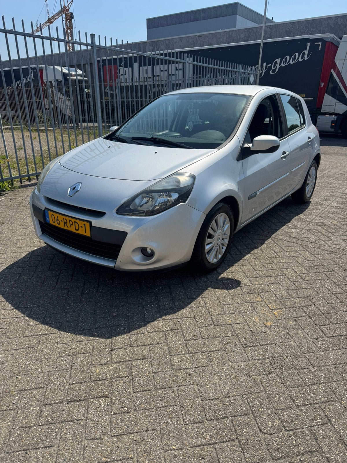 Renault Clio 1.2 16V 55KW 5-DRS E4 2011 Grijs, Auto's, 74 pk, 4 cilinders, 49 €/maand, Origineel Nederlands