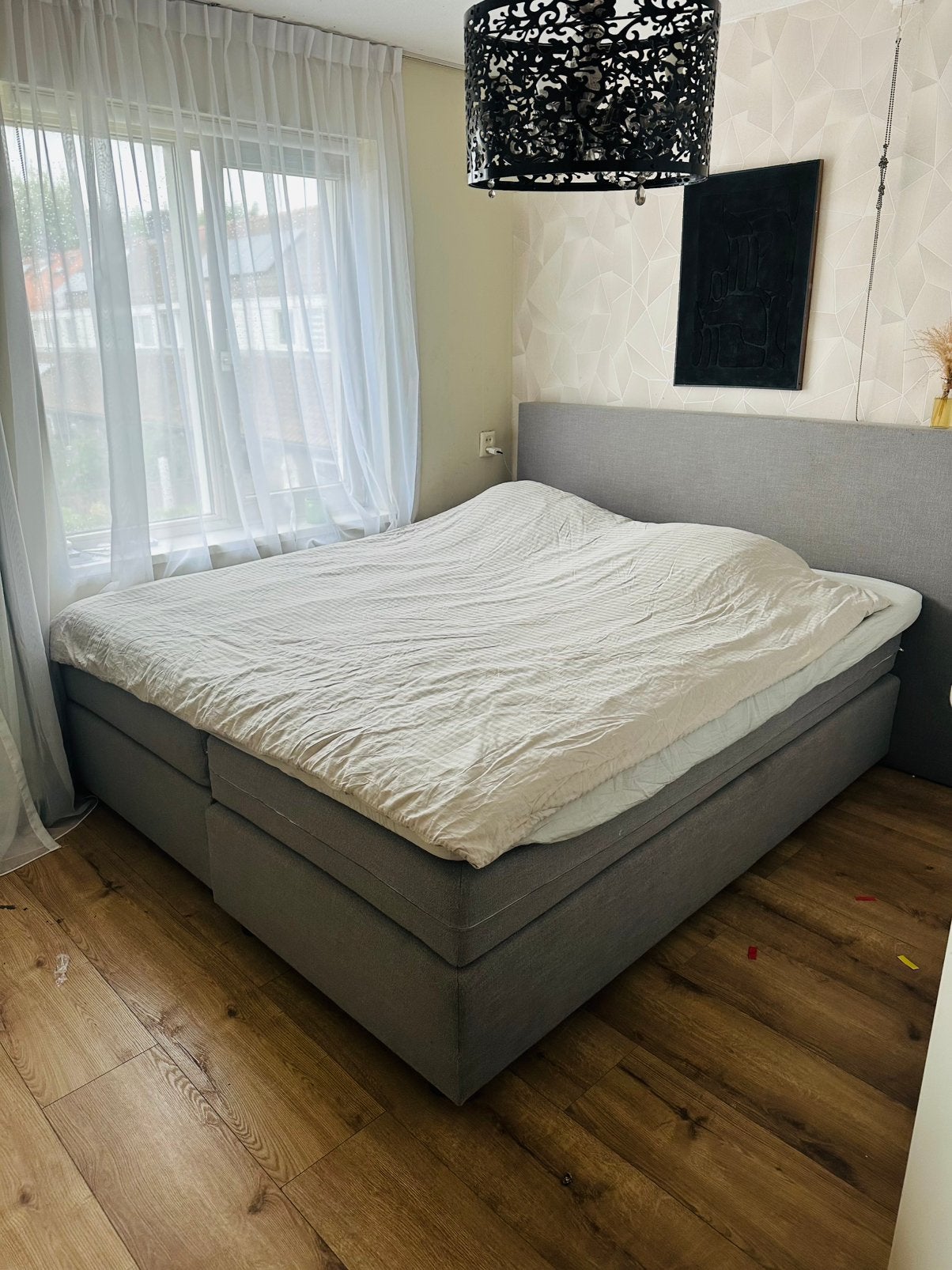 Mooie grijze boxspring met hoofdbord – nette staat, Ophalen, Tweepersoons, Zo goed als nieuw, 180 cm
