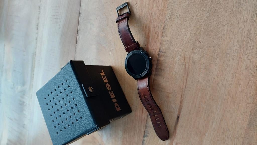 Diesel On Full Guard 2.5 Smartwatch Bruin Leer, Sieraden, Tassen en Uiterlijk, Smartwatches, Gebruikt, Ophalen of Verzenden, Waterdicht