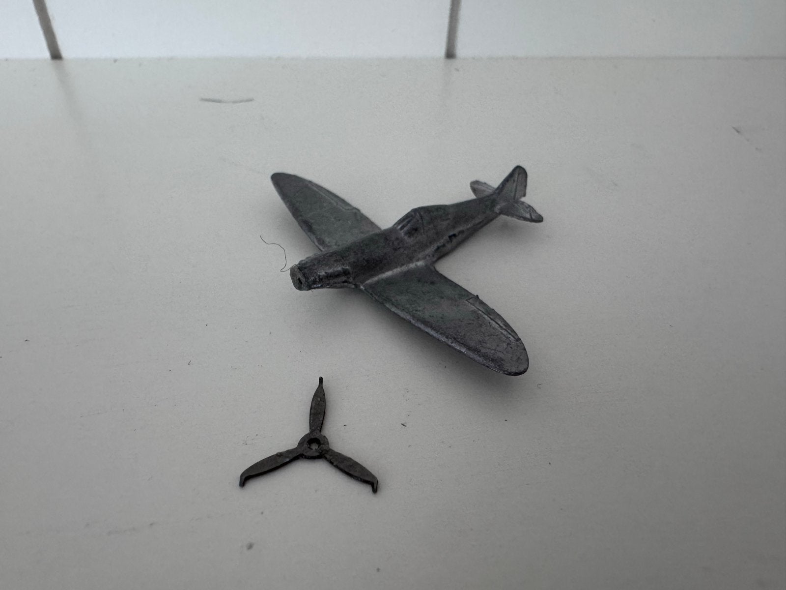 Vintage Dinky Toys Spitfire Vliegtuig Model M. LTD Engeland, Overige merken, 1:72 tot 1:144, Gebruikt, Ophalen of Verzenden