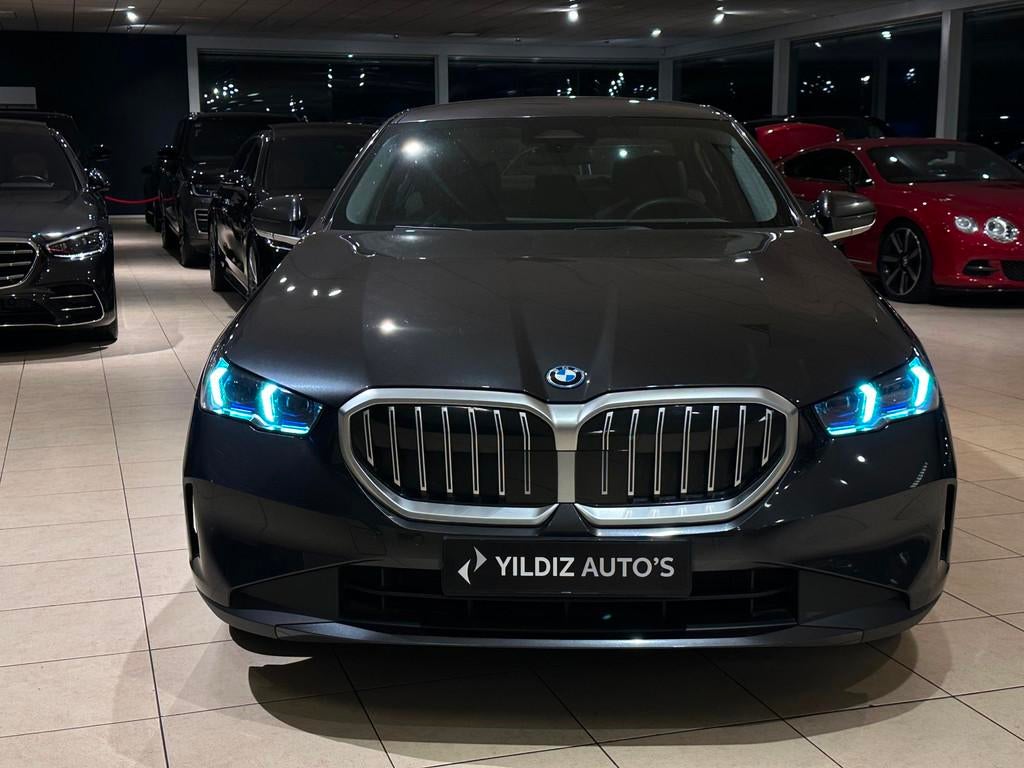BMW I5 eDrive 40|1Eig.|AMBIENT|LEDER|BATTERIJC.100%, Achterwielaandrijving, Gebruikt, Zwart, Lichtsensor