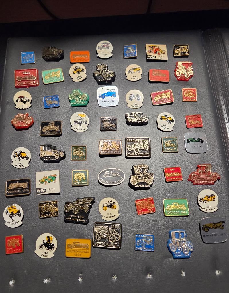Album met 112 verschillende Oldtimer speldjes., Ophalen of Verzenden, Gebruikt, Transport, Speldje of Pin