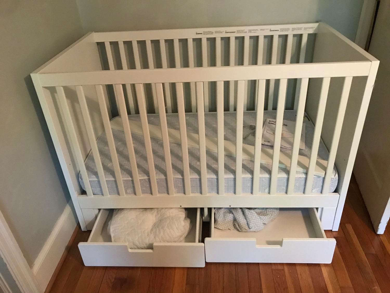 IKEA STUVA Ledikant (babybed) met lades – Witte kleur, Kinderen en Baby's, Babywiegjes en Ledikanten, Zo goed als nieuw, Ledikant