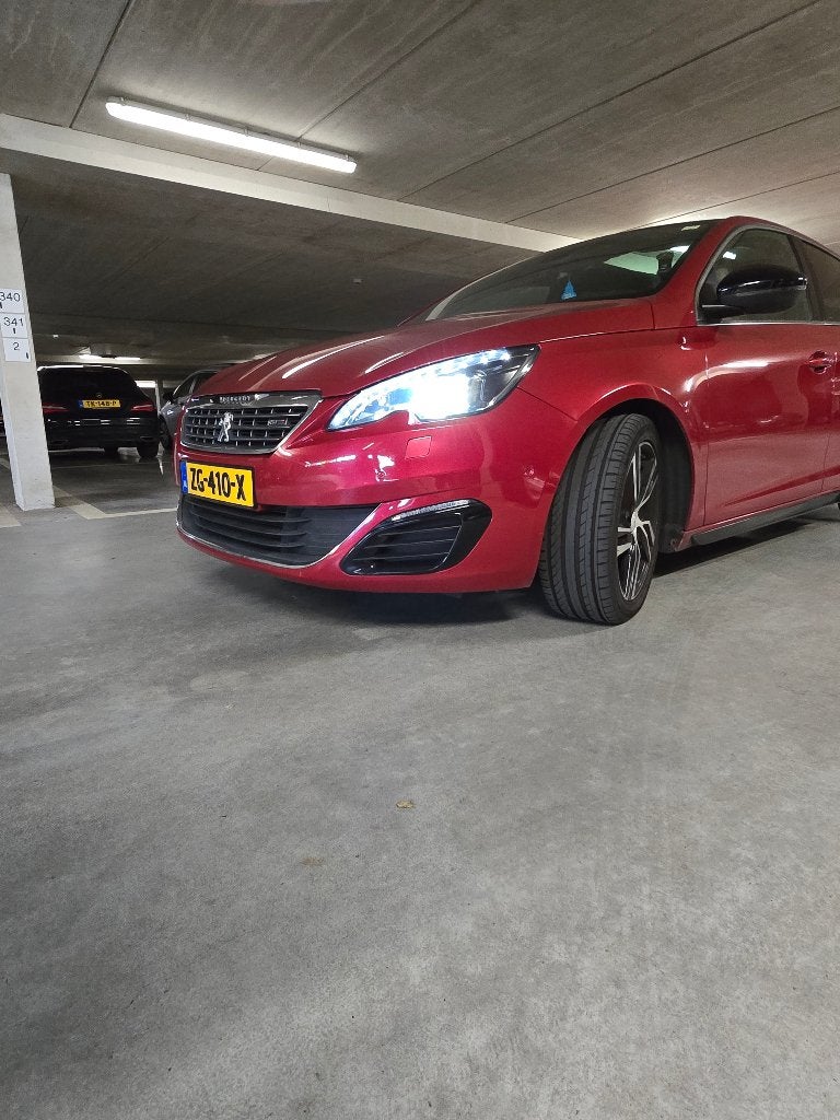 Foto 11 van Peugeot 308 1.2E-THP 96/130 5-D 2015 Rood