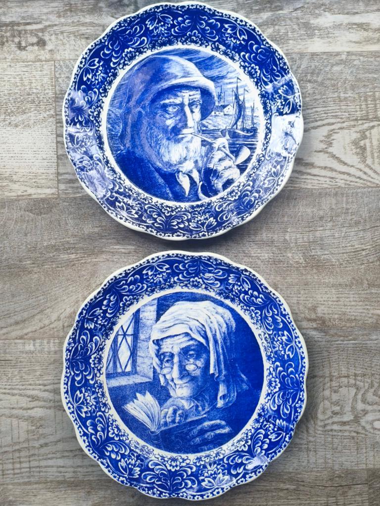 Delfts blauwe sierborden: Visser en Lezende Vrouw, Antiek en Kunst, Antiek | Wandborden en Tegels, Ophalen of Verzenden