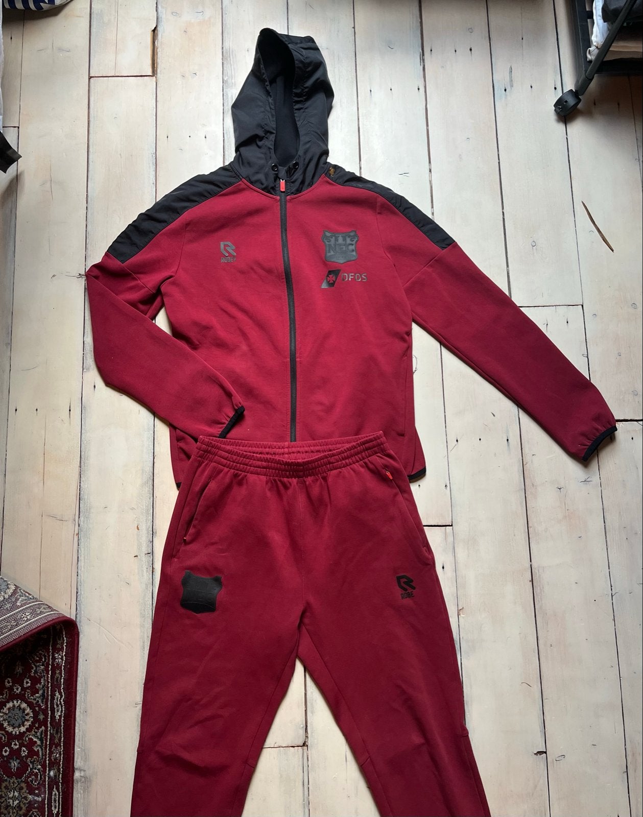 Joggingspak NEC maat M, Maat 48/50 (M), Ophalen of Verzenden, Gedragen, Rood