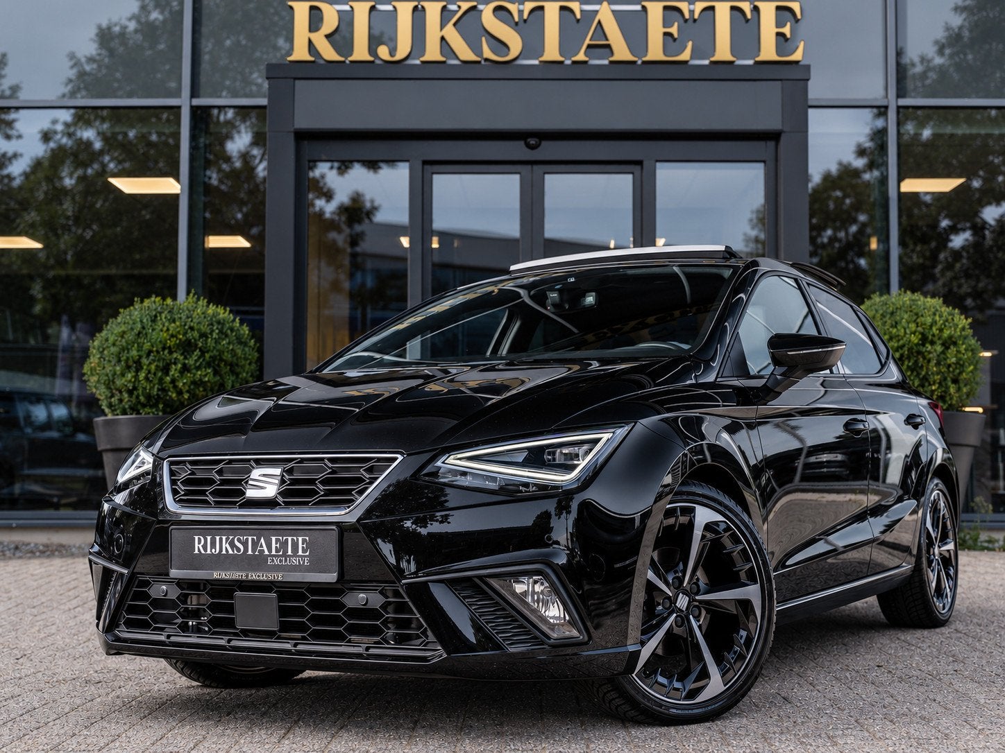 Seat Ibiza 1.5 TSI Sport|PANO|CAM|APP|ACC|18''|STOELVW.|NAVI, Zwart, 4 cilinders, Leder en Stof, Bedrijf