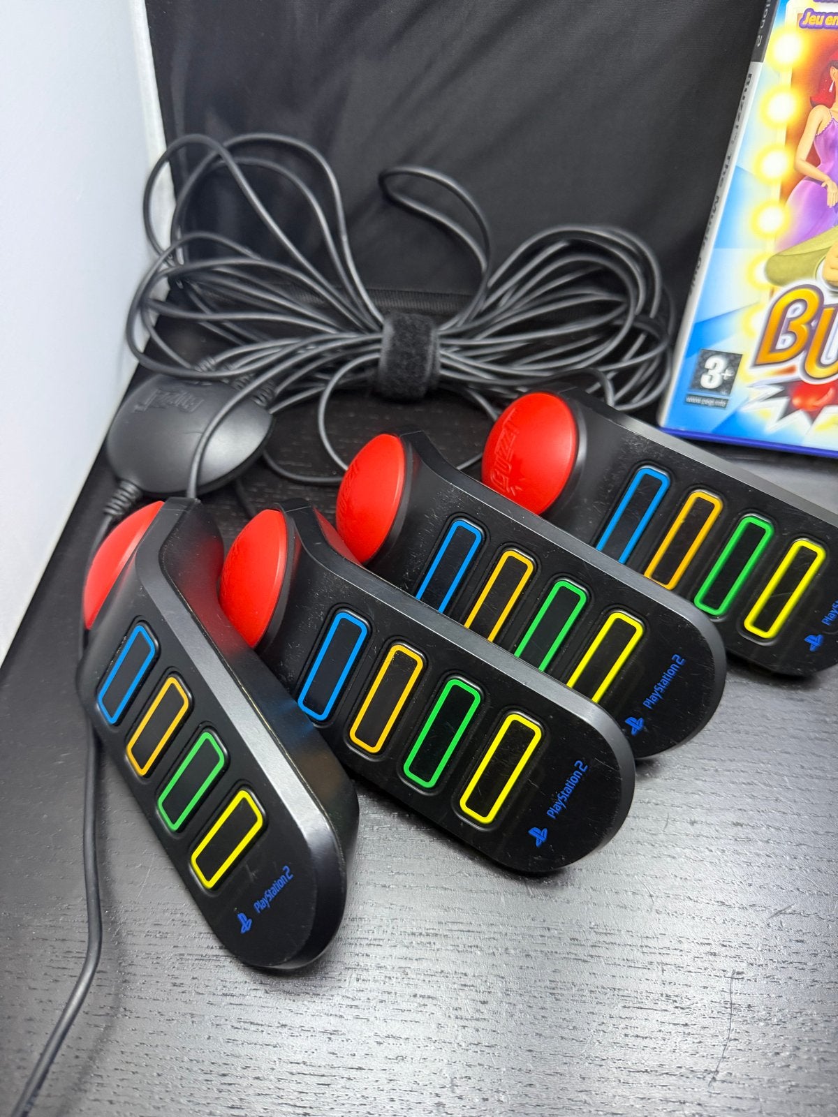 Buzz! The Music Quiz PS2 + 4 Buzzers – Complete Set – NL, Spelcomputers en Games, Eén computer, Ophalen of Verzenden, D, Z