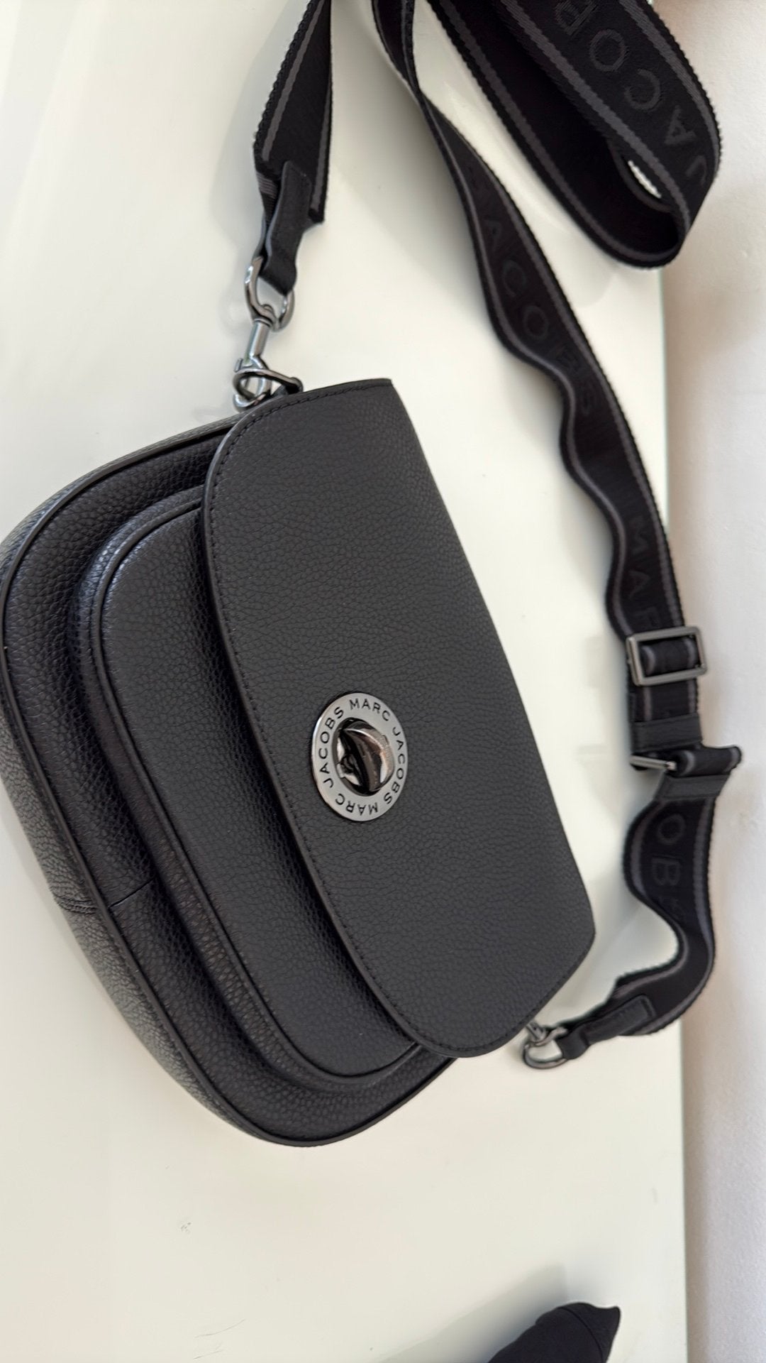 MARC JACOBS Turnlock Saddle Bag MArc Jacobs, Ophalen of Verzenden, Zo goed als nieuw, Zwart, Schoudertasje