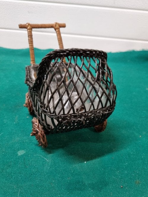 Bloempot mandje in de vorm van kinderwagen riet, Ophalen of Verzenden, 'T Olde Gre-j, Info@toldegrej.nl, Endepoelstraat 20f Didam