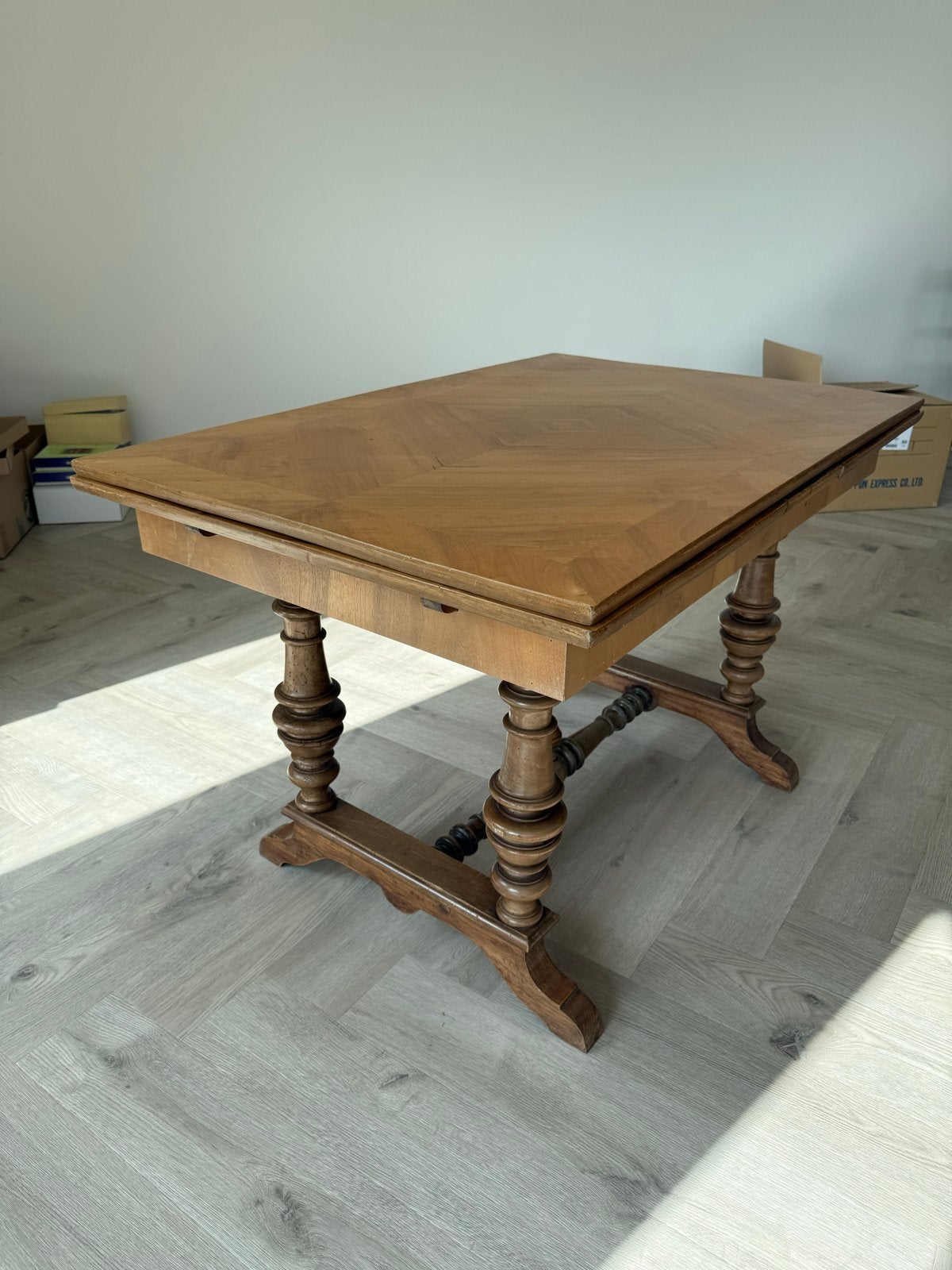 Uitschuifbare eettafel met gedraaide poten