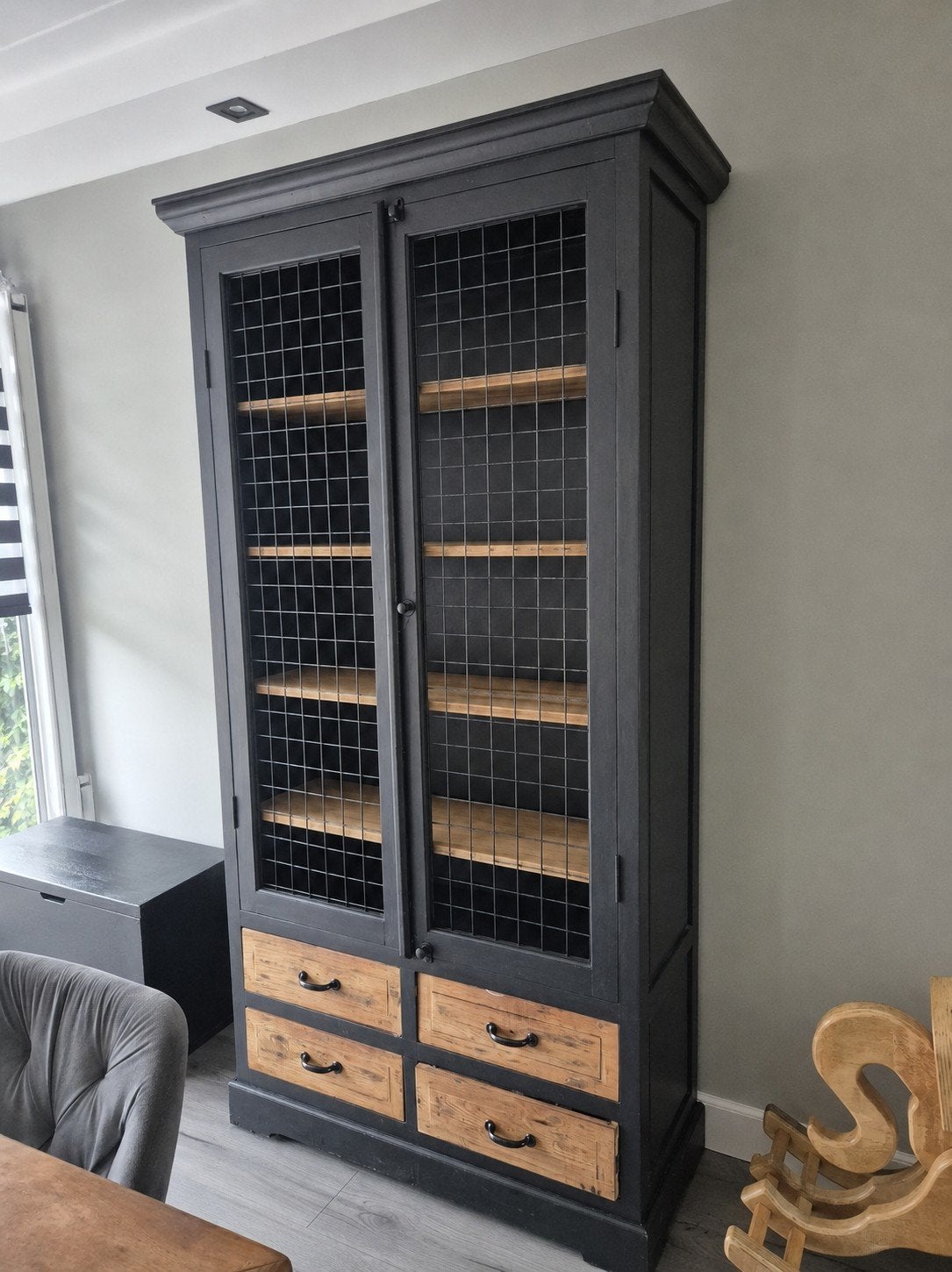 Buffetkast / Vitrinekast - Zwart met Houten Details, Huis en Inrichting, Kasten | Buffetkasten, Gebruikt, Met deur(en), 200 cm of meer