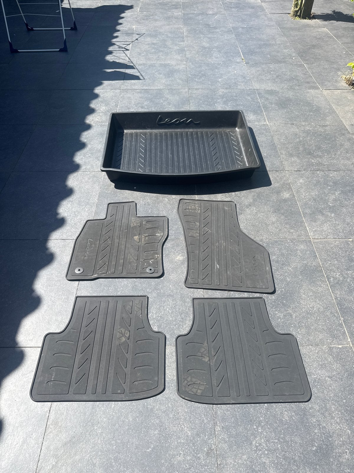 Rubberen matten set + kofferbak schaal Seat Leon, Ophalen, Gebruikt