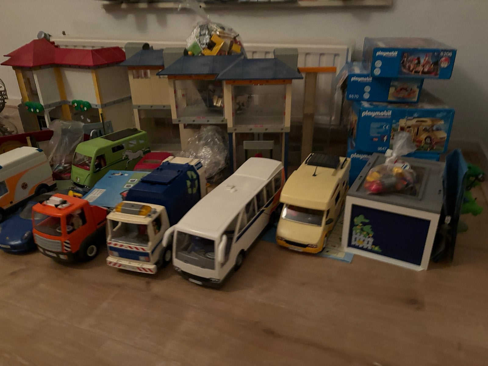 Foto 2 van Grote Playmobil collectie: huizen, voertuigen en meer!