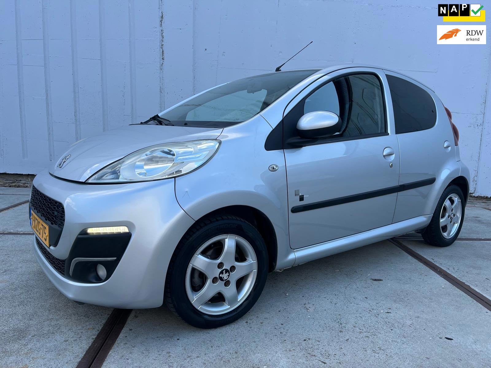 Peugeot 107 1.0 Envy 5drs Black & Silver Edition Airco - blu, Auto's, Peugeot, Voorwielaandrijving, Euro 5, Gebruikt, 4 stoelen
