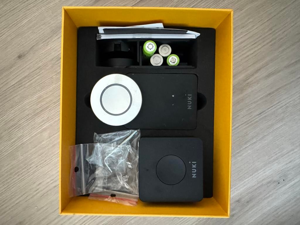 Nuki Smart Lock 2.0 + Bridge, Ophalen of Verzenden, Zo goed als nieuw, Overige materialen, Slot