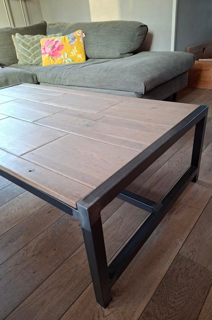 Salontafel met ijzeren onderstel en houten blad., Huis en Inrichting, Tafels | Salontafels, Ophalen, 100 tot 150 cm, 50 tot 100 cm